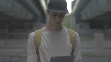 Tablet, kentin Uhd telefon ile adam