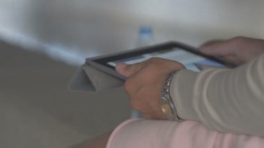 Tablet, kentin Uhd telefon ile adam