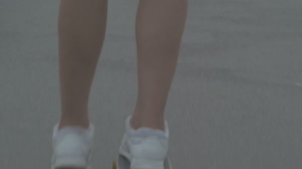 Jambes de skateboarder pour faire du skateboard sur la route dans la ville 