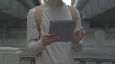 Tablet, kentin Uhd telefon ile adam