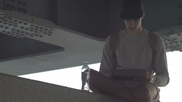 Der Typ mit dem Tablet, dem Telefon in der Stadt, uhd — Stockvideo