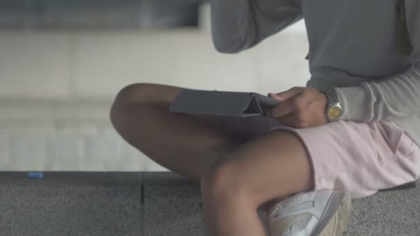 A srác a tabletta, a telefon, a városban, Uhd — Stock videók