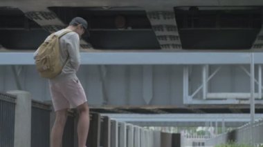 genç adam bir kaykay üzerinde yaz aylarında elinde bir tablet ile