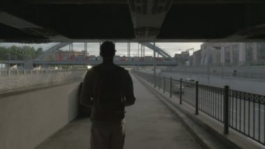 genç adam bir kaykay üzerinde yaz aylarında elinde bir tablet ile