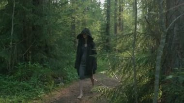 genç kız ormanda bir yalınayak yürüme