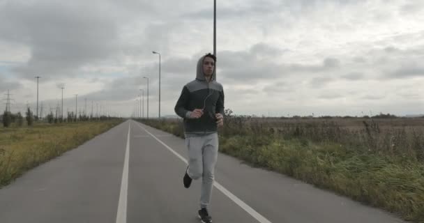 Running man. Närbild av Fit fitness modell under utomhus träning på sommaren. — Stockvideo