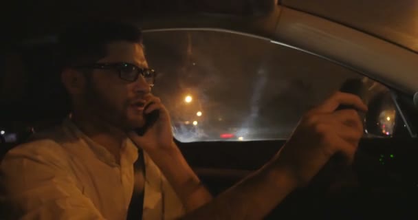 夜间驾车的男子射击 — 图库视频影像