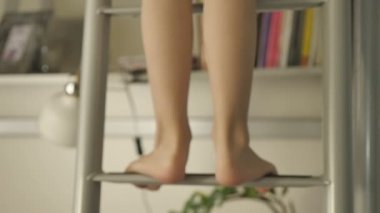 Bir çocuk yavaş çekim 96 fps çekim, yatağa merdiven tırmanıyor