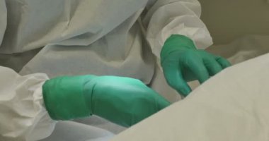 Takım koruyucu giysiler sterilize ekipmanı kullanarak ameliyat çalışma cerrahi eldiven eller yukarı kapatın