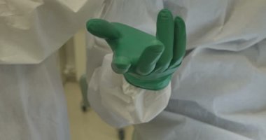 Takım koruyucu giysiler sterilize ekipmanı kullanarak ameliyat çalışma cerrahi eldiven eller yukarı kapatın