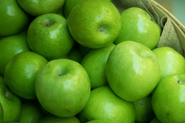 Groene appels op de boerenmarkt — Stockfoto