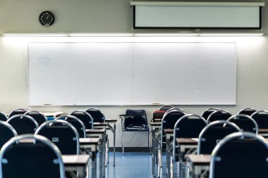 Tay ders sandalyeler ve masalar