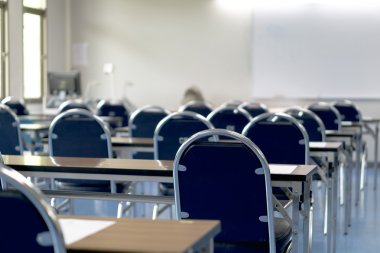 Tay ders sandalyeler ve masalar