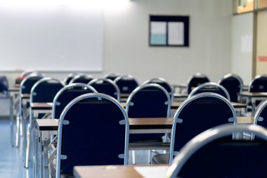 Tay ders sandalyeler ve masalar