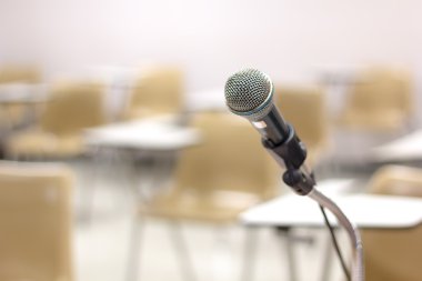 Konferans odasında mikrofon