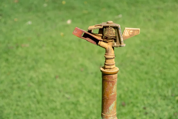 Brown roestig sprinkler — Stockfoto