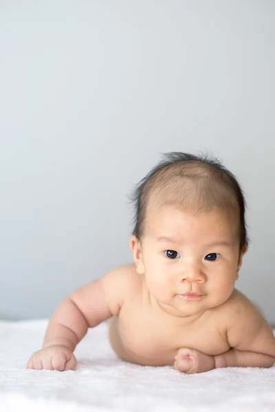 Asiático bebê deitado no estômago — Fotografia de Stock