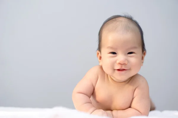 Asiatico bambino sdraiato su stomaco — Foto Stock