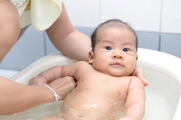 Азиатское детское купание — стоковое фото