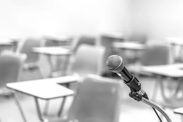 Mikrofon di ruang kuliah — Stok Foto