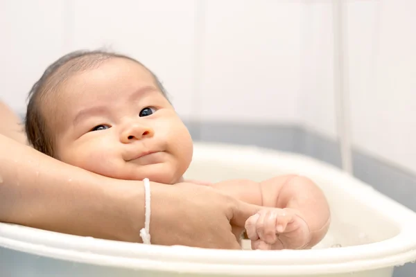 亚洲婴儿沐浴 — 图库照片