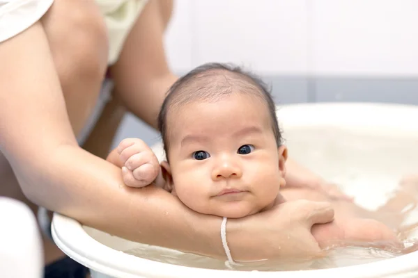 アジアの赤ちゃんの入浴 — ストック写真