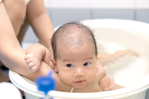 アジアの赤ちゃんの入浴 — ストック写真