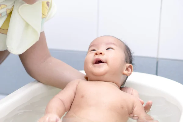 亚洲婴儿沐浴 — 图库照片
