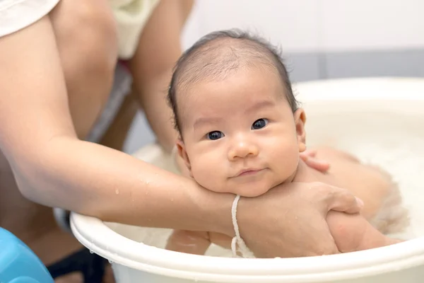 亚洲婴儿沐浴 — 图库照片