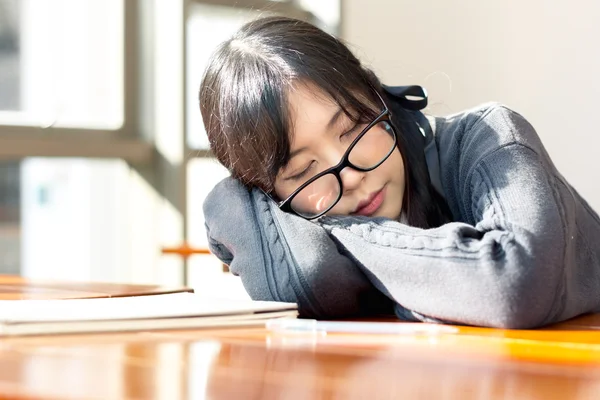 Asiatisk tjej i uniform — Stockfoto