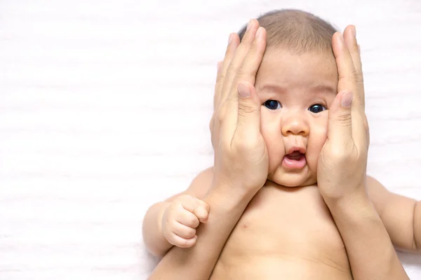 アジアの赤ちゃんを母親の手で遊ぶ — ストック写真