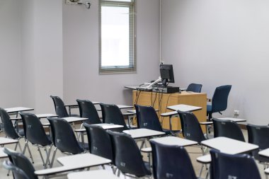 Tay ders sandalyeler ve masalar