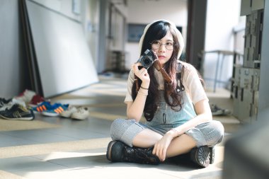 Kamera ile şirin Asyalı kız