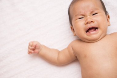 Asyalı bebek ağlıyor