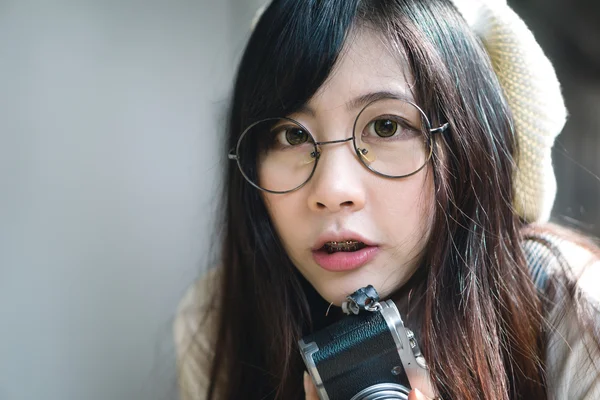 Encantadora chica asiática con cámara —  Fotos de Stock