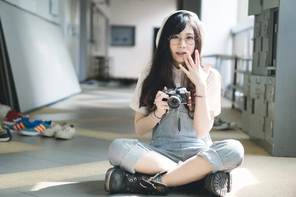 Очаровательная азиатка с камерой — стоковое фото