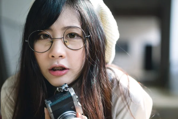 Charme asiatique fille avec caméra — Photo