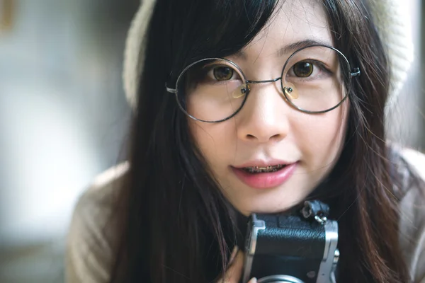 Γοητευτικό κορίτσι της Ασίας με κάμερα — Φωτογραφία Αρχείου