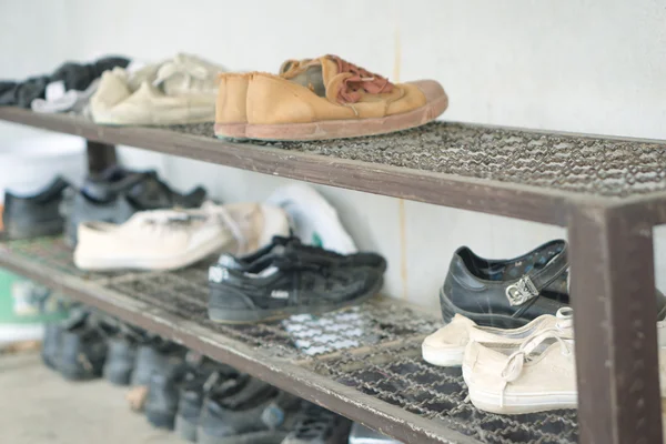Sapatos de estudante tailandês velho — Fotografia de Stock
