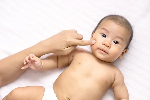 Asiático bebê brincando com a mãe mão — Fotografia de Stock