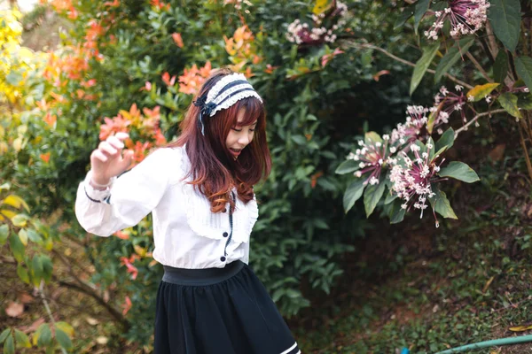 Encantadora menina asiática em traje de empregada japonesa — Fotografia de Stock