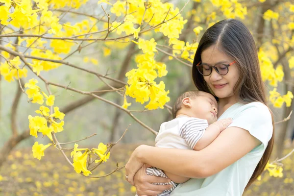 Asiatiska mor och son — Stockfoto