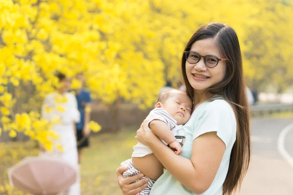 Asian mother and son — Stock Photo, Image