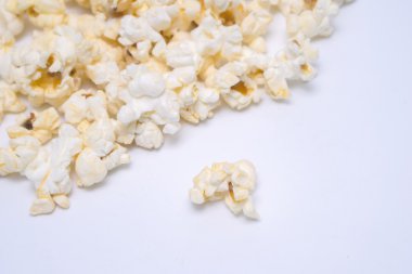 Beyaz arkaplanda patlamış mısır