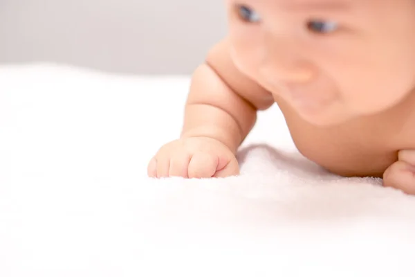 Pequeno bebê mão — Fotografia de Stock