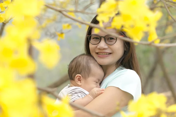 Ázsiai anya és fia — Stock Fotó