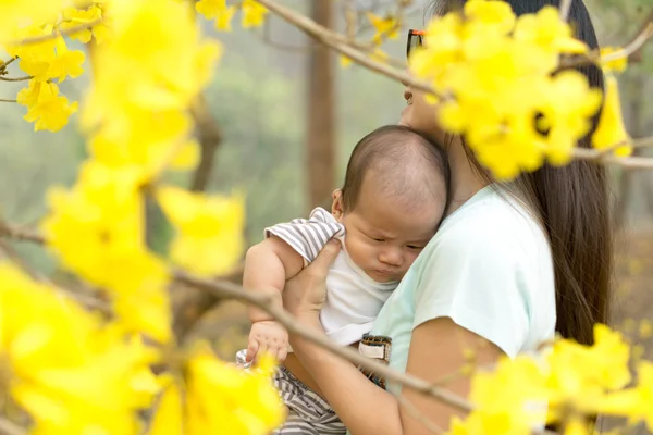 Asiática madre e hijo — Foto de Stock