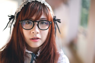 Japon hizmetçi kostümlü şirin Asyalı kız