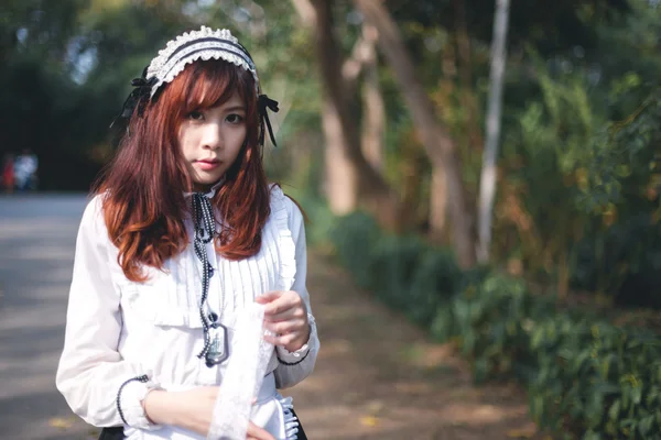 Charmant asiatique fille en japonais femme de ménage costume — Photo
