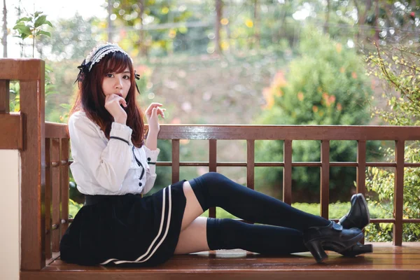 Gadis Asia yang menawan dengan kostum pembantu Jepang. — Stok Foto